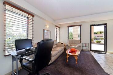酒店 Executive Plus Inn And Suites