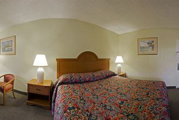 هتل Super 8 Oceanside Marty's Valley Inn