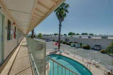 هتل Bridgeway Inn & Suites