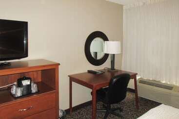 هتل Clarion Inn & Suites   University Area