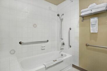 Howard Johnson Hotel & Suites By Wyndham Tacoma