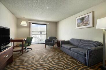 Howard Johnson Hotel & Suites By Wyndham Tacoma