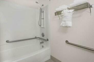 هتل Ramada By Wyndham Asheville Southeast
