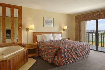 هتل Days Inn By Wyndham Mackinaw City  Lakeview