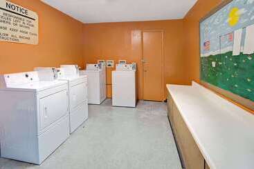 هتل Days Inn & Suites By Wyndham Charleston Airport West