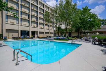 هتل Doubletree By Hilton Raleigh Midtown, Nc