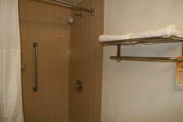 هتل Howard Johnson By Wyndham Hattiesburg