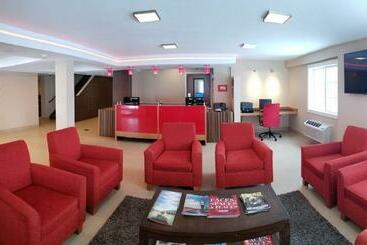 هتل Red River Inn & Suites Fargo