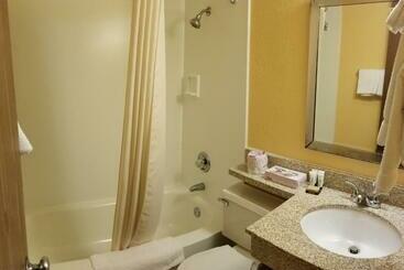 هتل Red River Inn & Suites Fargo