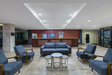 هتل Aksarben Suites, A Trademark Collection