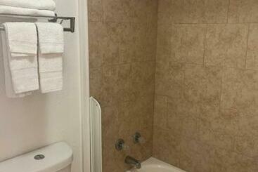 هتل Baton Rouge West Inn