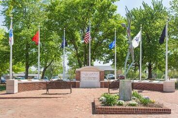 هتل Clarion Pointe Greensboro Coliseum Area