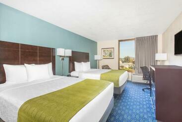 هتل La Quinta Inn & Suites By Wyndham Oakland Airport Coliseum