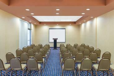 هتل La Quinta Inn & Suites By Wyndham Oakland Airport Coliseum