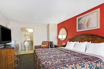 هتل Days Inn By Wyndham Norfolk Military Circle