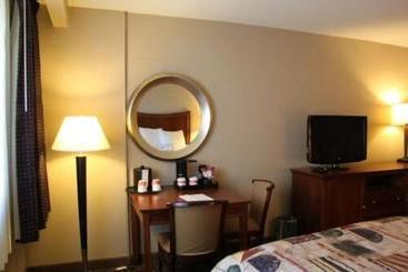 هتل Clarion Inn  Airport University