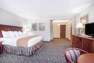 هتل Clarion Inn  Airport University