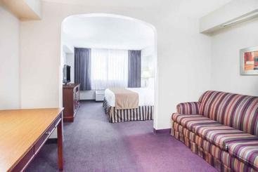 هتل Clarion Inn  Airport University