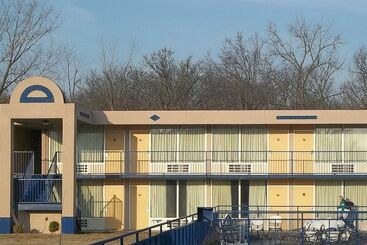 ホテル Macomb Inn