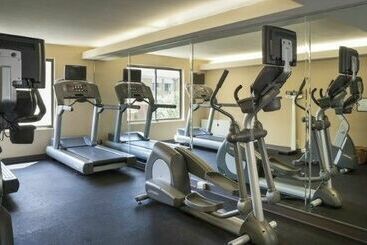 هتل Holiday Inn Country Club Plaza
