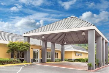 هتل Days Inn By Wyndham Asheville/mall