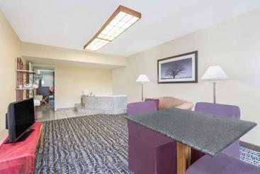 هتل Days Inn By Wyndham Asheville/mall