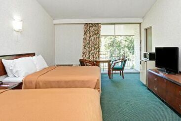 هتل Knights Inn Claremont