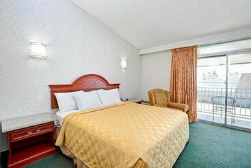 هتل Knights Inn Claremont
