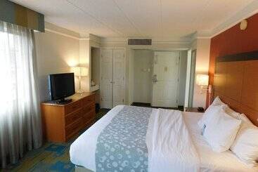 هتل Days Inn & Suites By Wyndham Schaumburg  Woodfield Mall