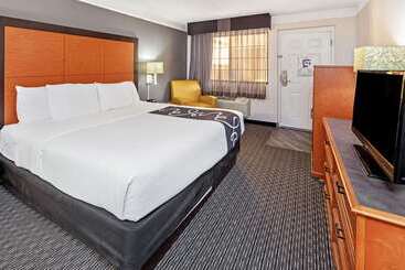 هتل La Quinta Inn By Wyndham Ventura