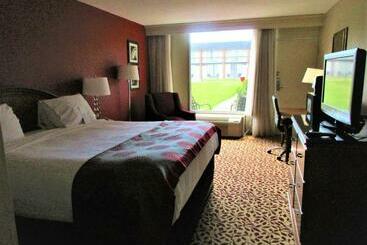 בית מלון כפרי Ramada Plaza & Conf Center By Wyndham Fort Wayne