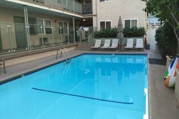 هتل Hollywood Orchid Suites