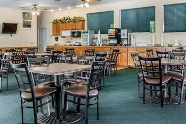 هتل Quality Inn & Suites Beachfront