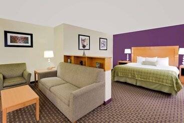 هتل Ramada By Wyndham Marquette