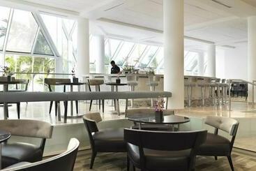 استراحتگاه Pier 66 Hotel & Marina