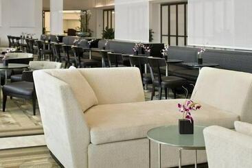 استراحتگاه Pier 66 Hotel & Marina