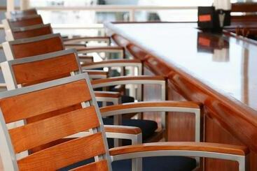 استراحتگاه Pier 66 Hotel & Marina