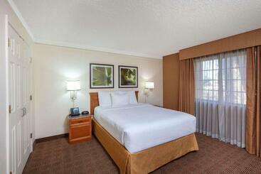 هتل La Quinta Inn & Suites By Wyndham Las Vegas Airport N Conv