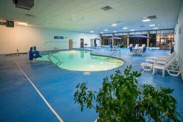 هتل Ramada By Wyndham Cedar Rapids