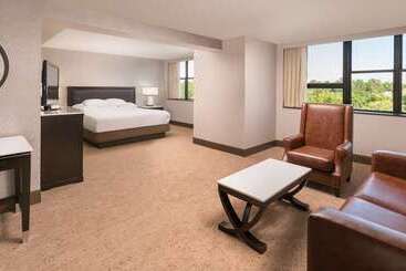 هتل The Saratoga Hilton