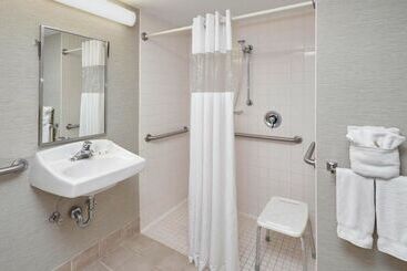 هتل Madison Plaza