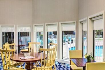 هتل آپارتمان Sonesta Es Suites Minneapolis  St. Paul Airport
