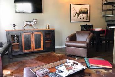 هتل Breck Creekside At Wildwood Suites
