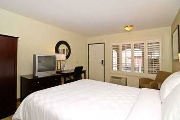 هتل Rodeway Inn Convention Center