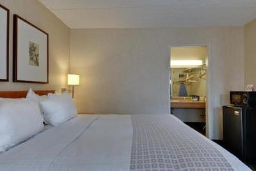 هتل Vagabond Inn Executive Old Town