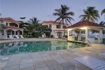 هتل Isla Bonita Yacht Club