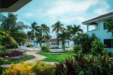 هتل Isla Bonita Yacht Club