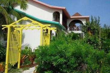 هتل Unique Village