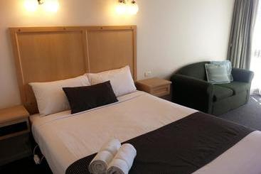 هتل Big Valley Lakeside Paradise Motor Inn