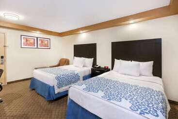 فندق Econo Lodge Woodbridge